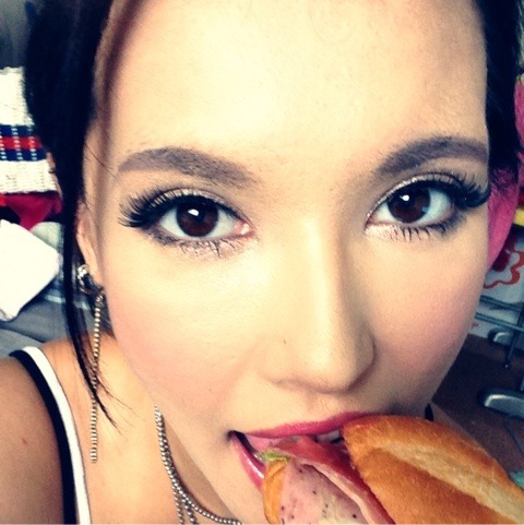 XXX Maria Ozawa erotic hotdog eating  (via 東洋7日目｜小澤マリアの★パッパラパーな日々☆) photo