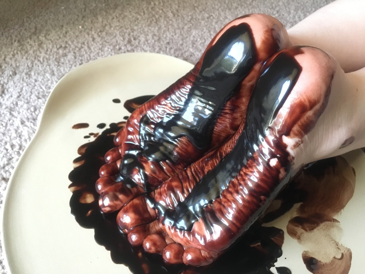 tastycummyfeet:  Who else want to lick her sexy chocolate feet ?