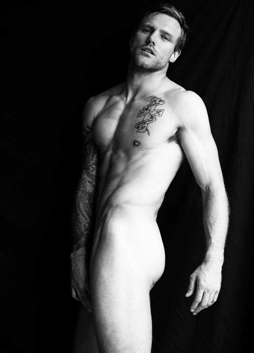 fuckinginthedark:  “….sexy, arty porn blog with all black backgrounds.  Worth