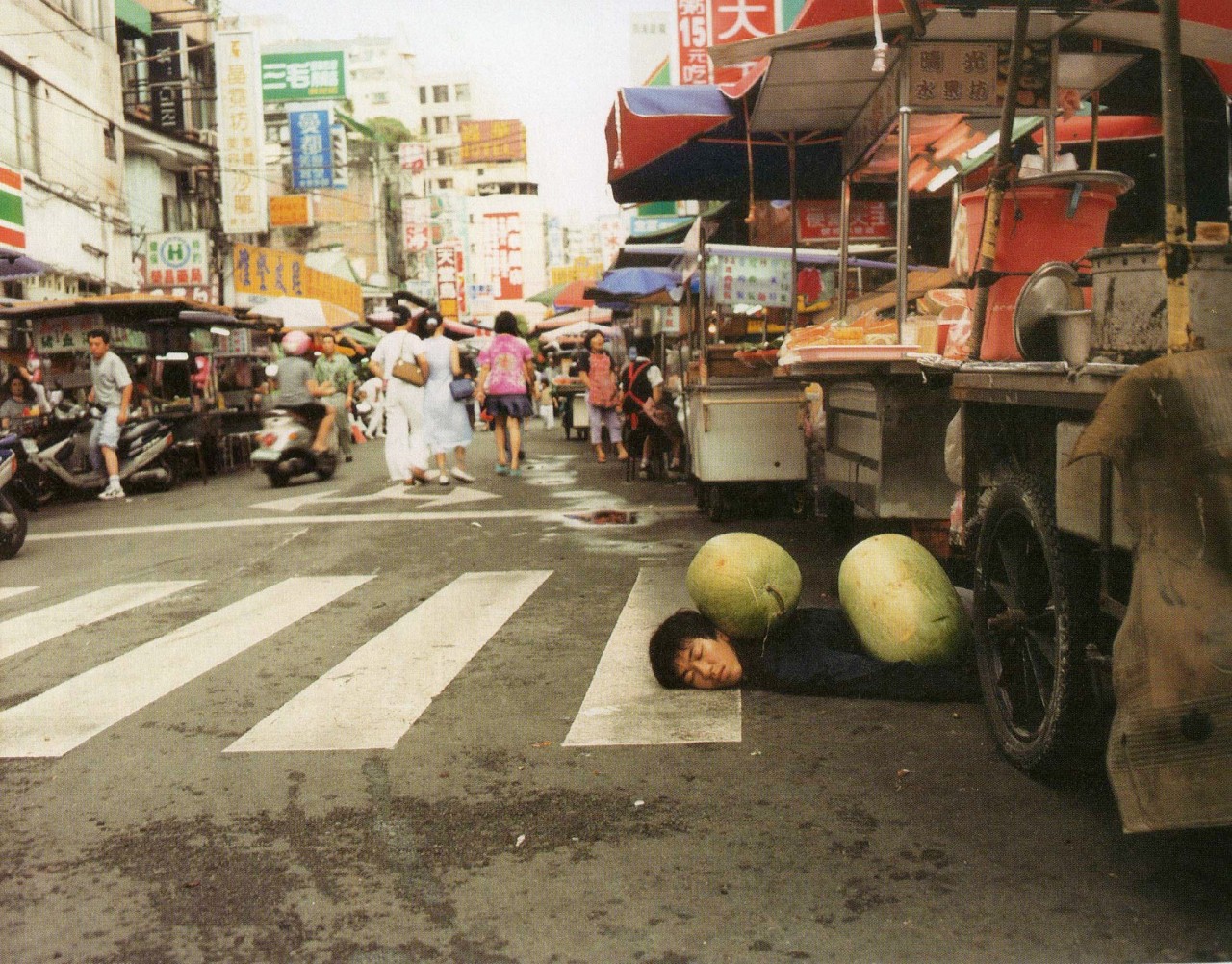shihlun:  Erwin Wurm, One Minute Sculptures (Outdoor Sculptures Taipei), 2000. 