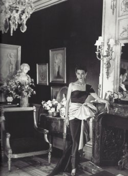 onlyoldphotography:  Cecil Beaton: Dorian Leigh, salon de Reddish House, 1950s 