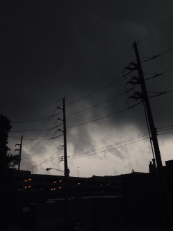 sp-acepumpkin:  It stormed today and and everything was very grey… 