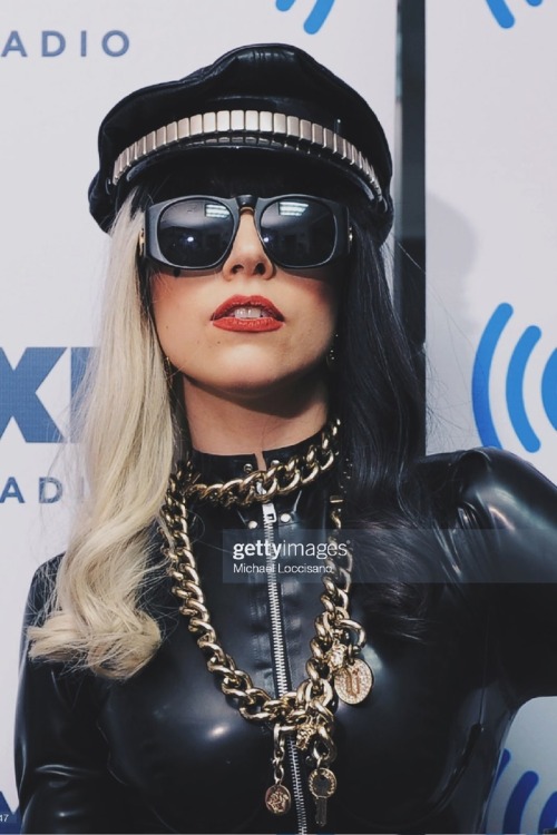  [PHOTO]— Lady Gaga visits «The Howard Stern Show» on SiriusXM Hits 1 at SiriusXM Studio in New York