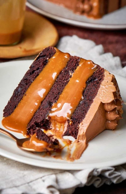 fullcravings:Chocolate Caramel Cake