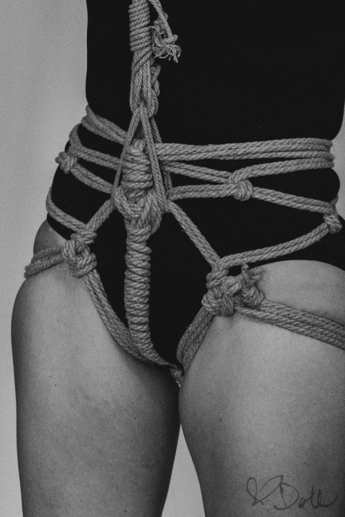 kissmedeadlydoll:Practicing a hip harness- Rope & Photo by Doll