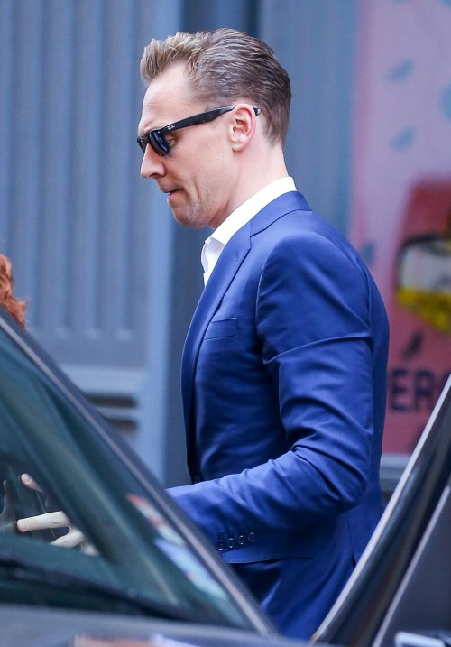 larouau12:maevecurrywrites:insanely-smart:maevecurrywrites:lolawashere:Tom Hiddleston, his glasses-o