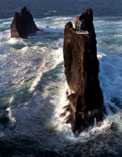 coisasdetere:   Þrídrangar lighthouse. This lighthouse is located in Westman Island archipelago off the South Coast of Iceland.