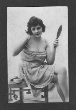 greatgdean:  Vintage Paris risqué photo 1920’s 