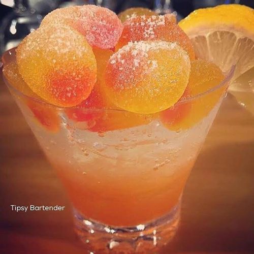 tipsybartender:▃▃▃▃▃▃▃▃▃▃▃▃▃▃▃▃▃▃▃▃  PEACH SOUR SPRITZER  1 oz. (30 ml) Vodka 1 oz. (30 ml) Peach Schnapps 1 oz. (30 ml) Peach Purée  Add Sprite Top with Peach Sour Patch  Instagram Photo Credit : @lanas_tails