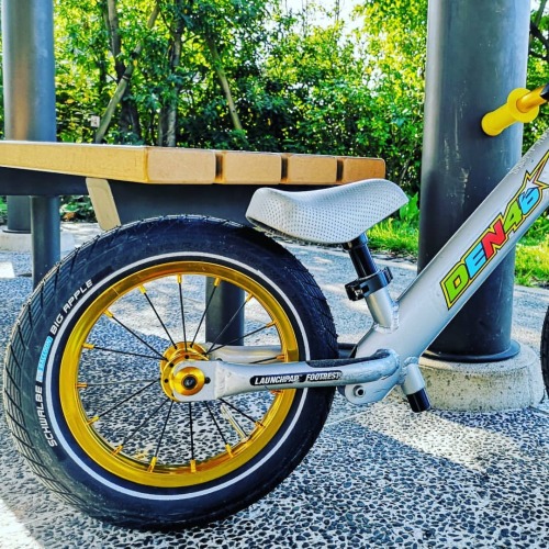 STRIDER CUSTUM 小学館自転車部部長ON寺です！ 2歳半の息子がストライダーにそこそこ乗れるようになったので、純正のEVAタイヤからゴムタイヤに換装。 ホイール　：　DADDYLAB X-