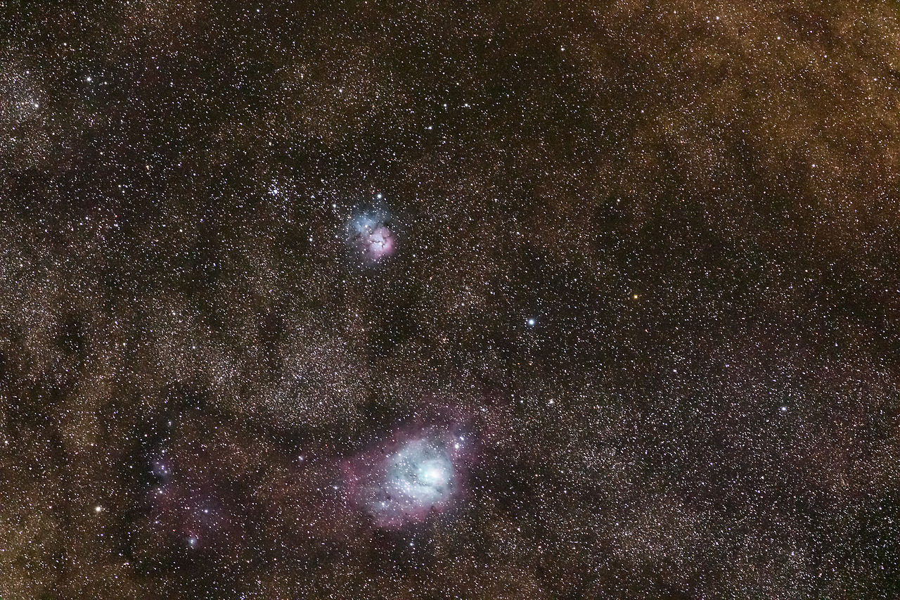 tumblekai:  Sea of Stars  Galactic Center with Lagoon and Trifid Nebula photographed