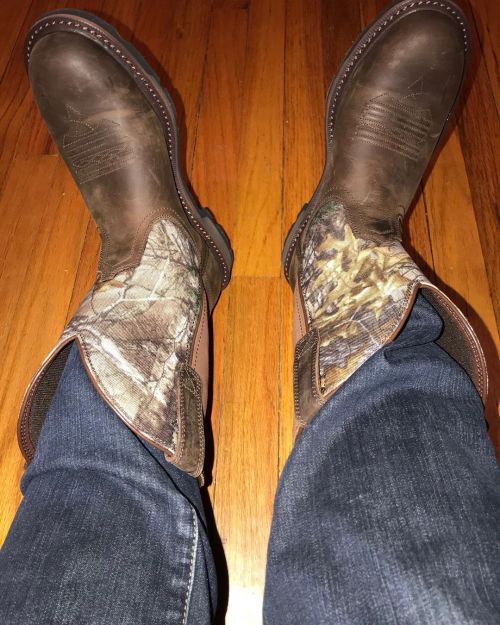 Keeping it going with these Ariat Groundbreaker Realtree boots. Not all my cowboy boots are square t