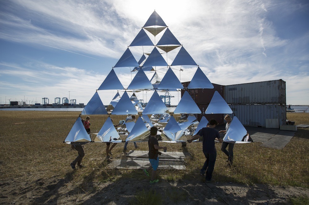 staceythinx:  Solar Bell is a kite by architect Tomás Saraceno inspired by a century-old