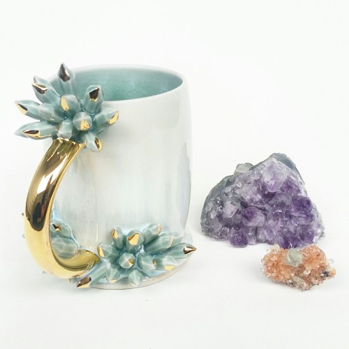 culturenlifestyle:  Exquisite Ceramic Mugs Inspired by Crystals Seattle-based artist Katie Marks has acquired a passionate admiration for all aesthete in the world with her collection of otherworldly ceramics. Marks has transformed the ordinary used and