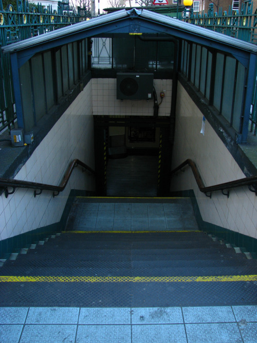 Entrance to Warwick Avenue Tube Station (by Tetramesh)