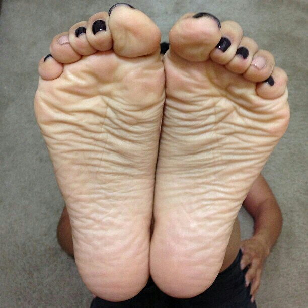 ak-chin:  can i smell her toes? 