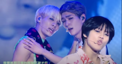 i just wanted to make everyone look at taemin photobombing jongyu’s dramatic gay-for-pay moment