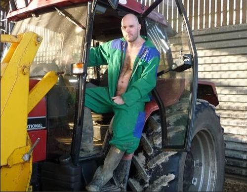 riggerbootman: Hot Farmer in his Overalls & Wellies !!