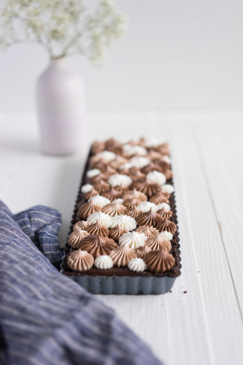 sweetoothgirl: milk chocolate earl grey tart with ombre dark chocolate swiss meringue buttercream