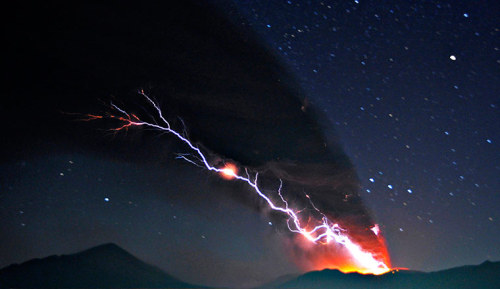 spaceplasma:Dirty thunderstormsA dirty thunderstorm (also, Volcanic lightning) is a weather phenomen