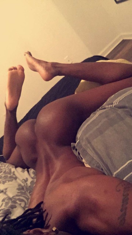 blackmenfeet:  DYMIN WYLDZI would put my tongue all over those deliciouz feet!