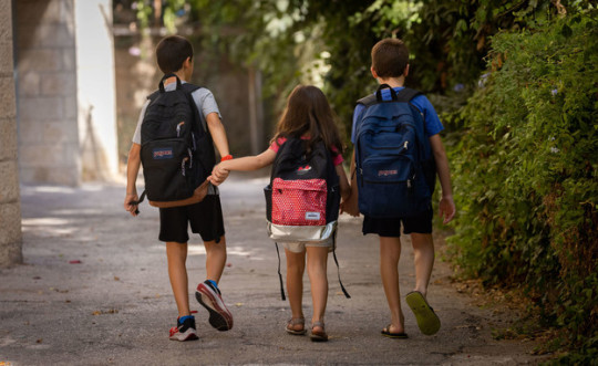 Enfants sur le chemin de l'école (Photo : Yonatan Zindel, Flash / 90)