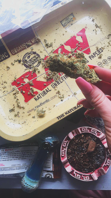 mosthighpriestess:  Monday morning wake and bake sesh to get my week started right ☀️