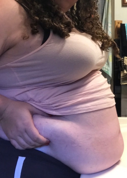 fortheloveoftummy: gaining-till-i-pop:  dumb thiccc  Love her tummy on the table 