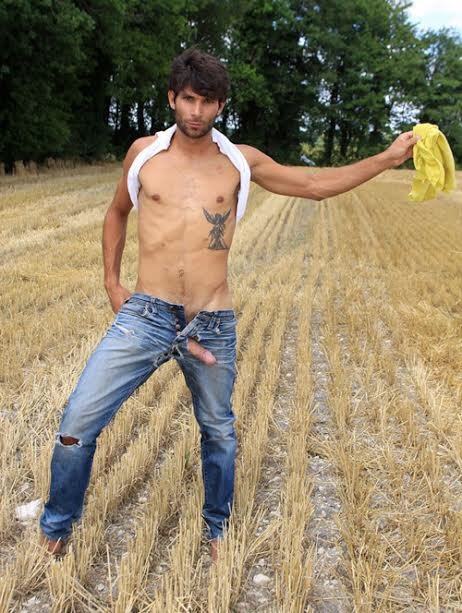 arianalovesjeans95: jeandestroyer:  Jeandestroyer:    Checking the crops!  Ripped open but