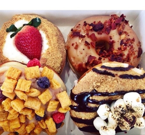 whoresandcrumpets:  strawberitashawty:  phunkybrewstersbabysister:  devildog357:afro-arts:eatglazed.com // IG: eatglazed  OPEN 24 HOURS  Houston, TX  Houston here I come  LOVE this place  any of yall in Houston? send me these  😍