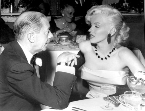 Marilyn Monroe and Cole Porter at the Coconut Grove in Los Angeles in 1953.A few years later she’d s