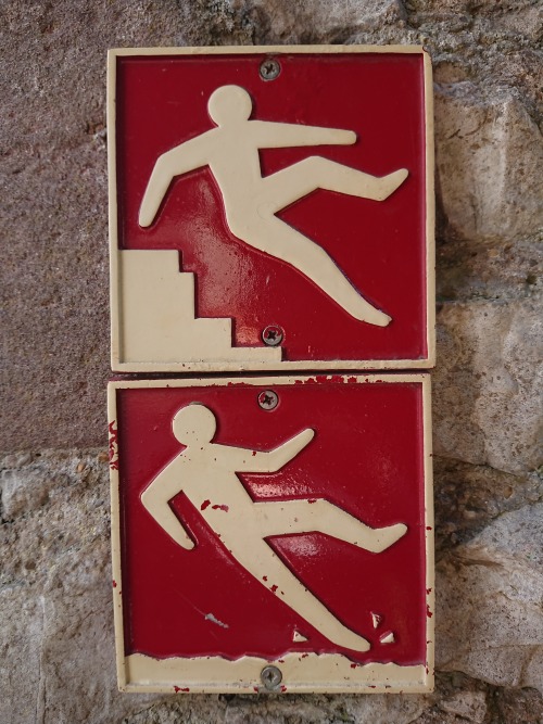 Danger signage. Castell Cas-gwent (Chepstow Castle), Chepstow, Monmouthshire, Wales