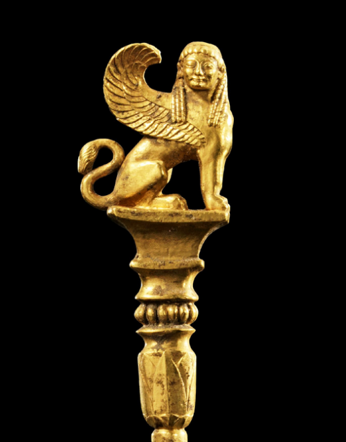 archaicwonder:Eastern Greek Gold Sphinx Cloakpin,  C. 520-510 BC About the Greek Sphinx… Seguir leye