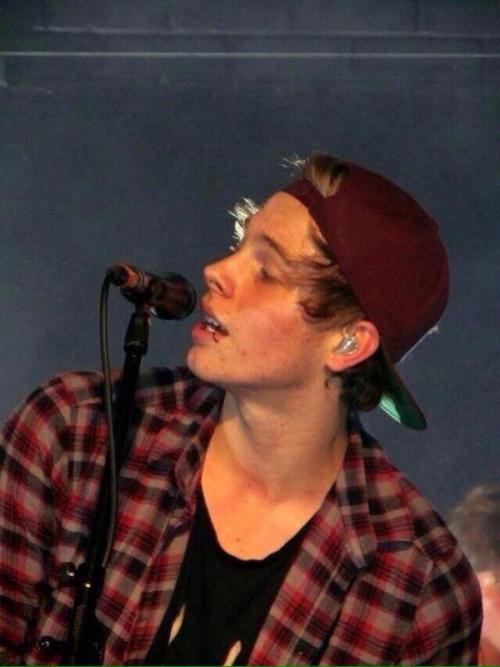 lucas-is-mine: LUKE HEMMINGS + SNAPBACKS