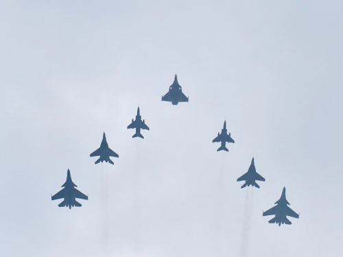 aviationblogs: Indian Air Force Fighter Jets flying in formation on Republic Day