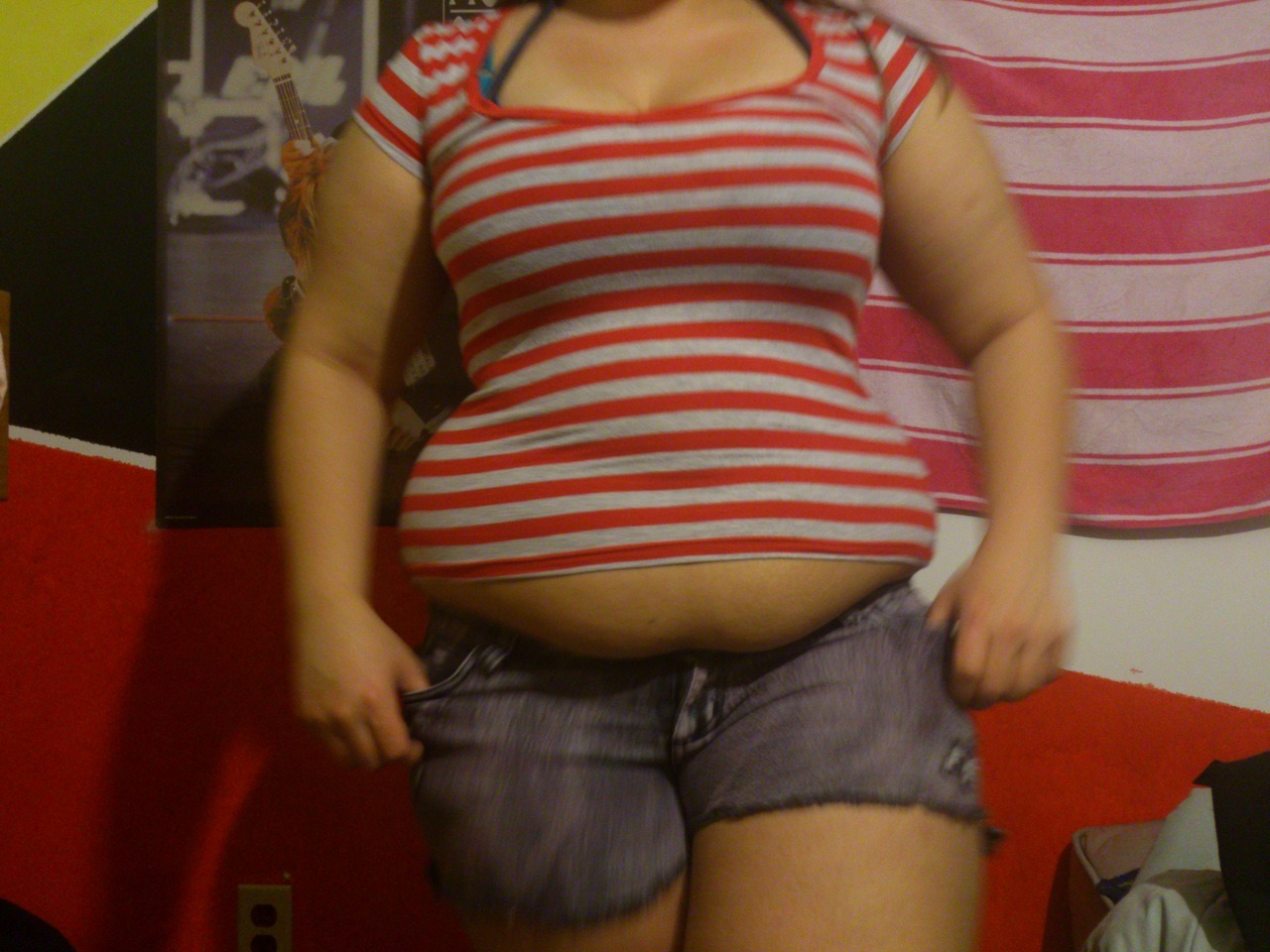 lustforbellies:  Find more of Imogeneize in her Youtube and Tumblr page. 