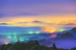 asylum-art:Photographer Bai Heng-yao Beautifully Captures Surreal Clouds Rolling Over TaiwanPhotographer Bai Heng-yao captures stunning images of fog as it rolls across the city of Taipei, Taiwan. His multiple-exposure photos reveal nuages ​​nébuleux