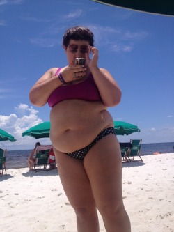 whatinthesamhell:  Look at that. Me. Being a babely fat babe in Destin. Got am. It’s actually not that unusual. Oh well. Enjoy.  Hottie on the beach