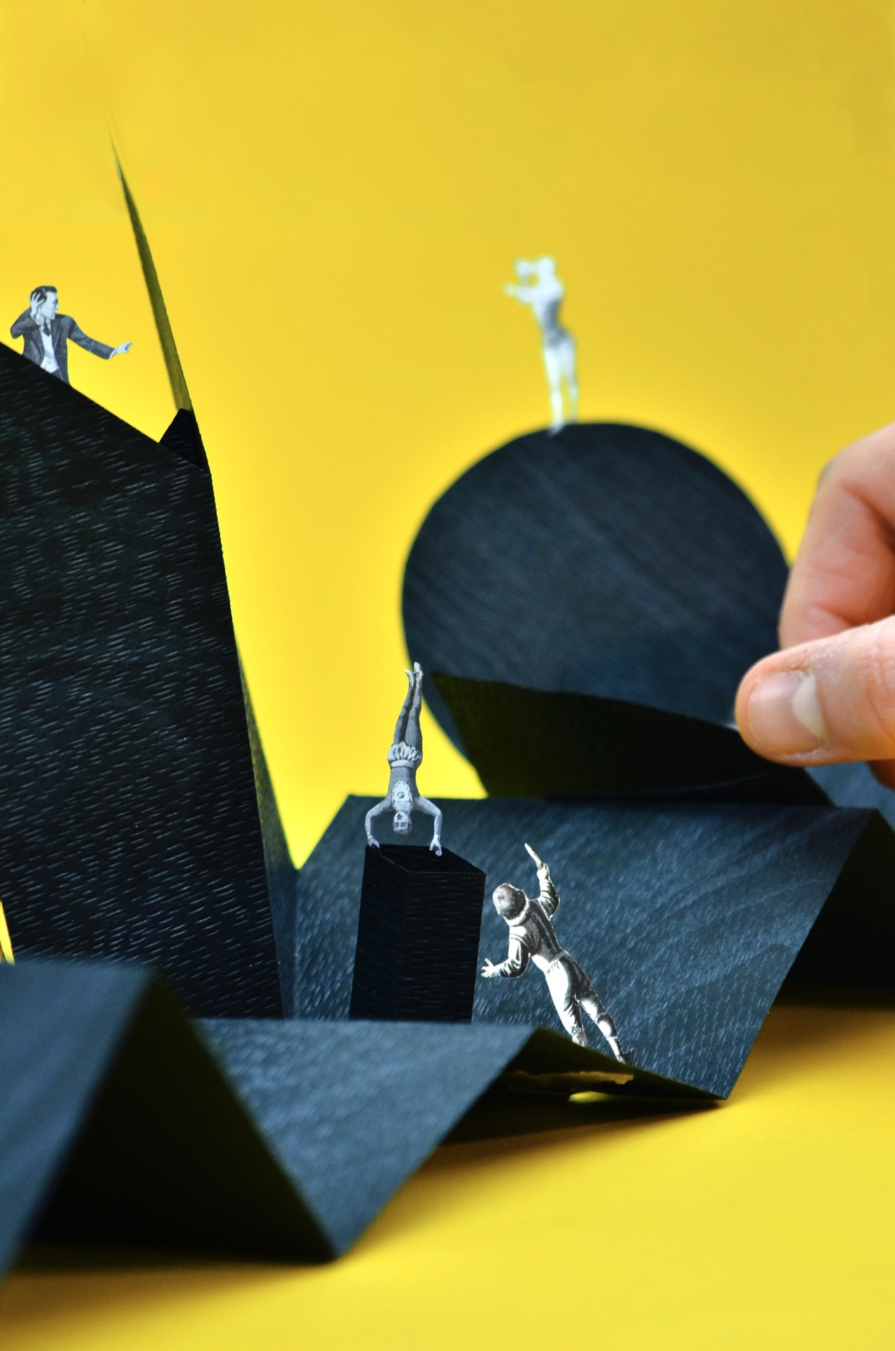 “Apriti Sesamo”, a single piece pop up book made with 120 g/m2 Manamant Paper ~ ICMA black sheet of paper faced with embossing and wood effect coloring ⚫️
👉🏻 The book, made on the basis of a leporello, contains elements and figures coming from old...