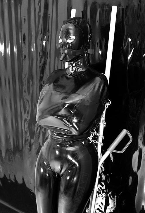 therubberdollowner:  http://therubberdollowner.tumblr.comA rubber dolly on a dolly….Okay,