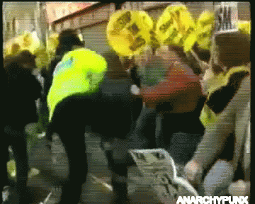 anarchypunx:  PIG ABUSE.  wo kommt der Fuß her ô.o 