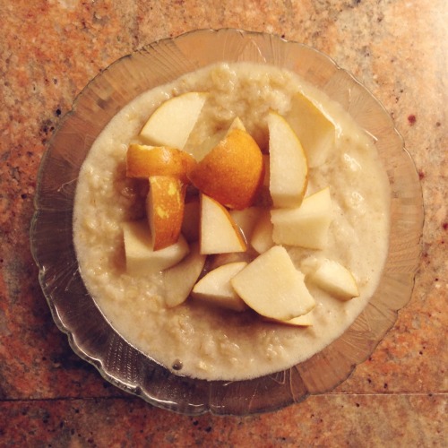 Pears are underrated Oats: very vanilla soy milk, agave and flax seed