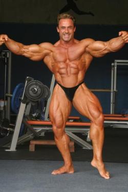 alpha1976:  musclelover:  Posing in the gym