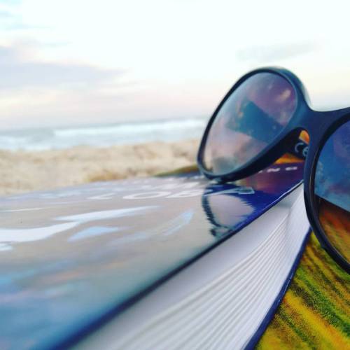 Sol + livro + mar = #livros #livrofisico #book #bookstagram #bookaholic #vicio #praia #mar #vsco #