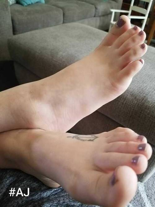 ajssexyfeet: #AJ relaxing
