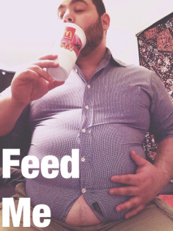 chubbyguysfatteningbellies:Feed me until I’m fat