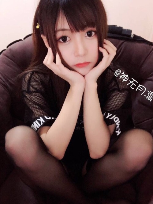 shenwuyuelinzi: 萝莉控抓你心么？ 是不是也能抓到你JJ 嘻嘻嘻。 亲我的小舌头 会员群大尺度福利持续更新中，咨询请➕Q骚扰的话会秒拉黑的☄️