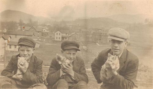 vintageeveryday:Lovely snaps capture people with their cats over 100 years ago.