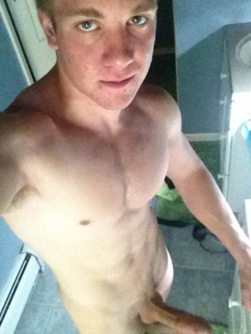 nakedguysfromkik:  Aww luv him!