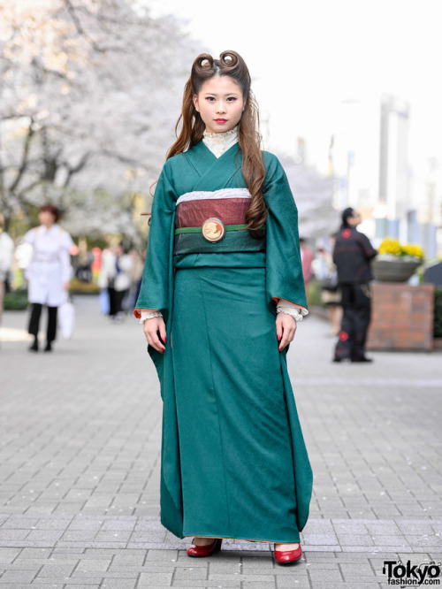 tokyo-fashion: 18-year-old Bunka Fashion College student Natsuki on the street in Tokyo wearing a vi